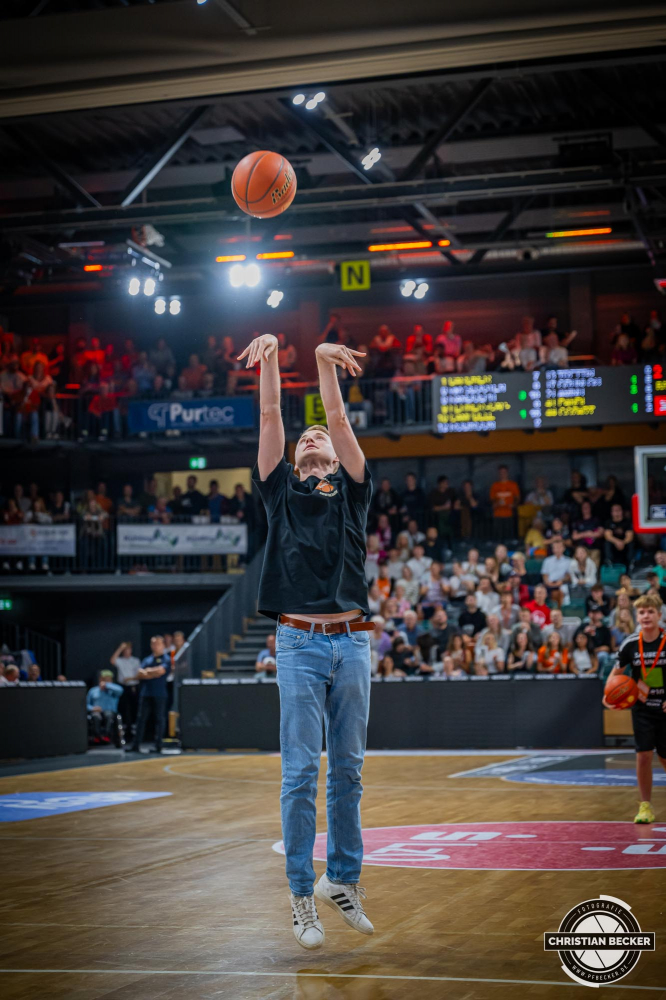 1. Basketball Bundesliga, easyCredit BBL, Saison 2024/2025, Herren, Hauptrunde, 1. Spieltag, 25.09.2024, RASTA Vechta -  Telekom Baskets Bonn
Spieltagssponsor Kickz beim Gewinnspiel mit einem Fan
Schlüsselwörter: 1. Bundesliga;1. Spieltag;25.09.2024;BBL;Basketball;Baskets;Bonn;Hauptrunde;Liga;RASTA;RASTA Dome;Saison 2024/2025;Telekom;Vechta;easycredit