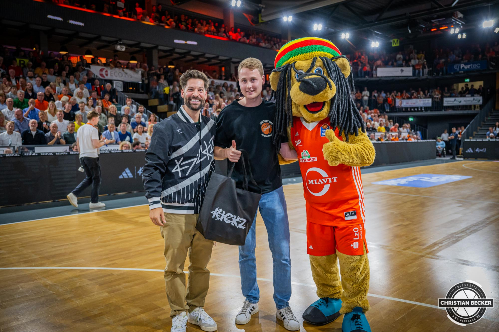 1. Basketball Bundesliga, easyCredit BBL, Saison 2024/2025, Herren, Hauptrunde, 1. Spieltag, 25.09.2024, RASTA Vechta -  Telekom Baskets Bonn
Spieltagssponsor Kickz beim Gewinnspiel mit einem Fan und Bob (Maskottchen - RASTA Vechta)
Schlüsselwörter: 1. Bundesliga;1. Spieltag;25.09.2024;BBL;Basketball;Baskets;Bonn;Hauptrunde;Liga;RASTA;RASTA Dome;Saison 2024/2025;Telekom;Vechta;easycredit