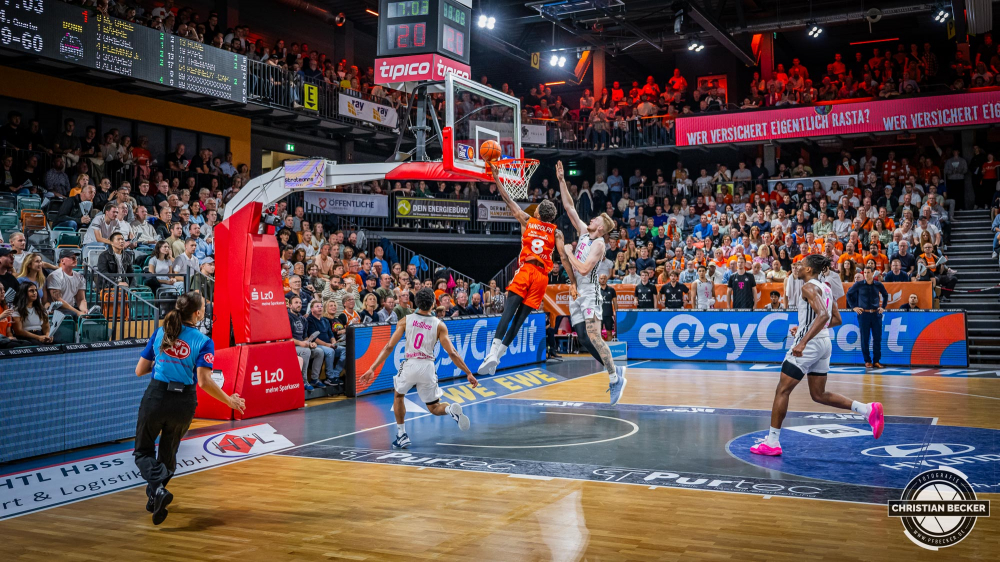1. Basketball Bundesliga, easyCredit BBL, Saison 2024/2025, Herren, Hauptrunde, 1. Spieltag, 25.09.2024, RASTA Vechta -  Telekom Baskets Bonn
Brandon Randolph (#8 - RASTA Vechta) beim Korbleger
Schlüsselwörter: 1. Bundesliga;1. Spieltag;25.09.2024;BBL;Basketball;Baskets;Bonn;Hauptrunde;Liga;RASTA;RASTA Dome;Saison 2024/2025;Telekom;Vechta;easycredit