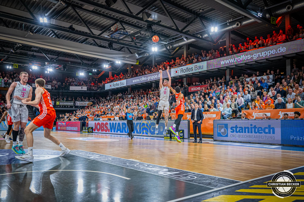 1. Basketball Bundesliga, easyCredit BBL, Saison 2024/2025, Herren, Hauptrunde, 1. Spieltag, 25.09.2024, RASTA Vechta -  Telekom Baskets Bonn
Bodie Hume (#13 - Telekom Baskets Bonn) beim Jumpshot
Schlüsselwörter: 1. Bundesliga;1. Spieltag;25.09.2024;BBL;Basketball;Baskets;Bonn;Hauptrunde;Liga;RASTA;RASTA Dome;Saison 2024/2025;Telekom;Vechta;easycredit