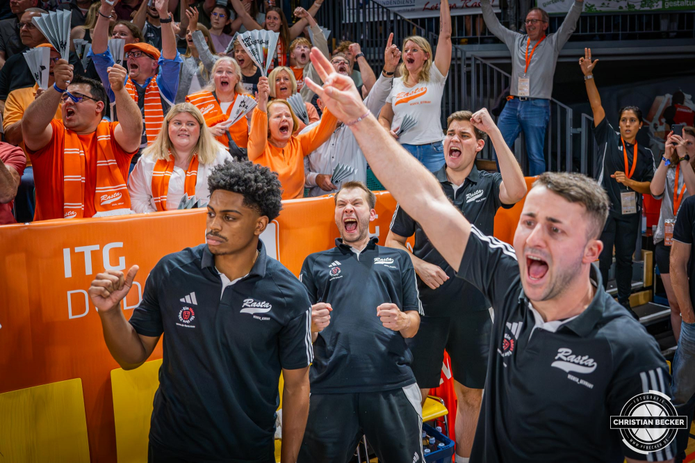 1. Basketball Bundesliga, easyCredit BBL, Saison 2024/2025, Herren, Hauptrunde, 1. Spieltag, 25.09.2024, RASTA Vechta -  Telekom Baskets Bonn
Sebastian S&uuml;dkamp (Teambetreuer - RASTA Vechta) zeigt Emotionen w&auml;hrend der Partie
Schlüsselwörter: 1. Bundesliga;1. Spieltag;25.09.2024;BBL;Basketball;Baskets;Bonn;Hauptrunde;Liga;RASTA;RASTA Dome;Saison 2024/2025;Telekom;Vechta;easycredit