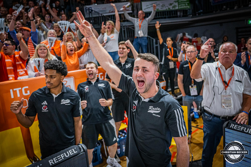 1. Basketball Bundesliga, easyCredit BBL, Saison 2024/2025, Herren, Hauptrunde, 1. Spieltag, 25.09.2024, RASTA Vechta -  Telekom Baskets Bonn
Hendrik Rahe (Physiotherapeut - RASTA Vechta) zeigt Emotionen w&auml;hrend der Partie
Schlüsselwörter: 1. Bundesliga;1. Spieltag;25.09.2024;BBL;Basketball;Baskets;Bonn;Hauptrunde;Liga;RASTA;RASTA Dome;Saison 2024/2025;Telekom;Vechta;easycredit