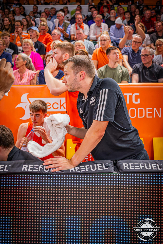 1. Basketball Bundesliga, easyCredit BBL, Saison 2024/2025, Herren, Hauptrunde, 1. Spieltag, 25.09.2024, RASTA Vechta -  Telekom Baskets Bonn
Sebastian S&uuml;dkamp (Teambetreuer - RASTA Vechta) w&auml;hrend der Partie
Schlüsselwörter: 1. Bundesliga;1. Spieltag;25.09.2024;BBL;Basketball;Baskets;Bonn;Hauptrunde;Liga;RASTA;RASTA Dome;Saison 2024/2025;Telekom;Vechta;easycredit