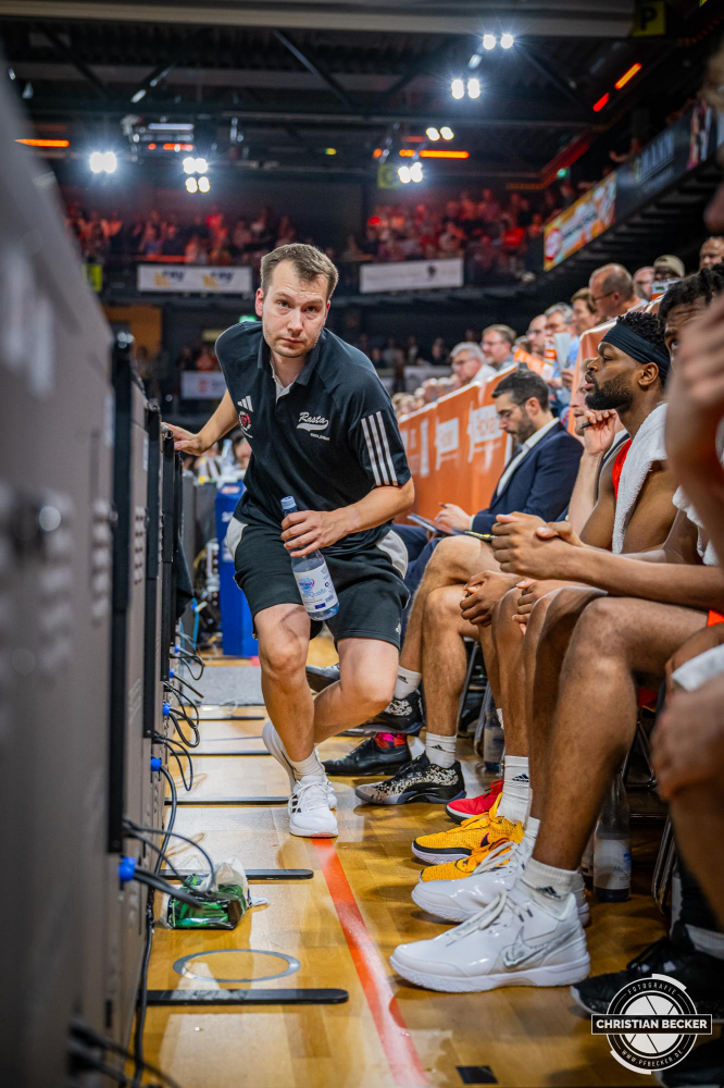 1. Basketball Bundesliga, easyCredit BBL, Saison 2024/2025, Herren, Hauptrunde, 1. Spieltag, 25.09.2024, RASTA Vechta -  Telekom Baskets Bonn
Sebastian S&uuml;dkamp (Teambetreuer - RASTA Vechta) w&auml;hrend der Partie
Schlüsselwörter: 1. Bundesliga;1. Spieltag;25.09.2024;BBL;Basketball;Baskets;Bonn;Hauptrunde;Liga;RASTA;RASTA Dome;Saison 2024/2025;Telekom;Vechta;easycredit