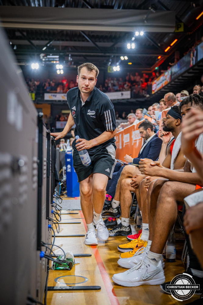 1. Basketball Bundesliga, easyCredit BBL, Saison 2024/2025, Herren, Hauptrunde, 1. Spieltag, 25.09.2024, RASTA Vechta -  Telekom Baskets Bonn
Sebastian S&uuml;dkamp (Teambetreuer - RASTA Vechta) w&auml;hrend der Partie
Schlüsselwörter: 1. Bundesliga;1. Spieltag;25.09.2024;BBL;Basketball;Baskets;Bonn;Hauptrunde;Liga;RASTA;RASTA Dome;Saison 2024/2025;Telekom;Vechta;easycredit