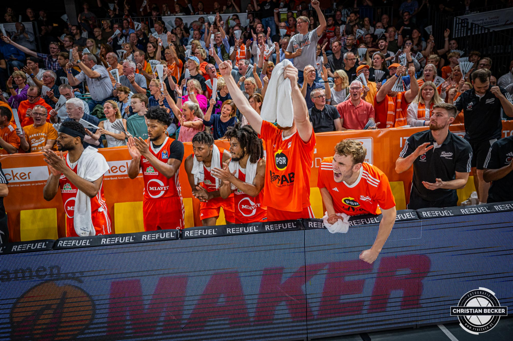 1. Basketball Bundesliga, easyCredit BBL, Saison 2024/2025, Herren, Hauptrunde, 1. Spieltag, 25.09.2024, RASTA Vechta -  Telekom Baskets Bonn
Das Team von RASTA Vechta zeigt Emotionen w&auml;hrend der Partie
Schlüsselwörter: 1. Bundesliga;1. Spieltag;25.09.2024;BBL;Basketball;Baskets;Bonn;Hauptrunde;Liga;RASTA;RASTA Dome;Saison 2024/2025;Telekom;Vechta;easycredit