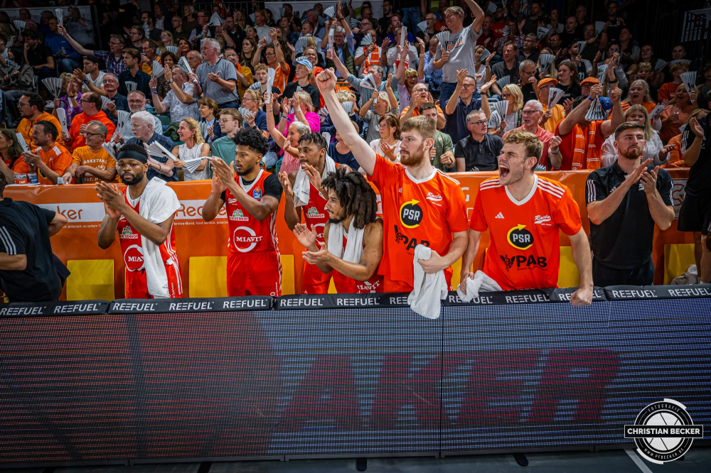 1. Basketball Bundesliga, easyCredit BBL, Saison 2024/2025, Herren, Hauptrunde, 1. Spieltag, 25.09.2024, RASTA Vechta -  Telekom Baskets Bonn
Das Team von RASTA Vechta zeigt Emotionen w&auml;hrend der Partie
Schlüsselwörter: 1. Bundesliga;1. Spieltag;25.09.2024;BBL;Basketball;Baskets;Bonn;Hauptrunde;Liga;RASTA;RASTA Dome;Saison 2024/2025;Telekom;Vechta;easycredit