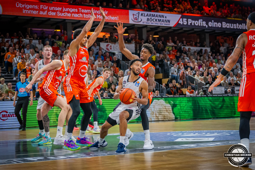 1. Basketball Bundesliga, easyCredit BBL, Saison 2024/2025, Herren, Hauptrunde, 1. Spieltag, 25.09.2024, RASTA Vechta -  Telekom Baskets Bonn
Darius McGhee (#0 - Telekom Baskets Bonn) in Aktion gegen Joel Aminu (#21 - RASTA Vechta) und Brandon Randolph (#8 - RASTA Vechta)
Schlüsselwörter: 1. Bundesliga;1. Spieltag;25.09.2024;BBL;Basketball;Baskets;Bonn;Hauptrunde;Liga;RASTA;RASTA Dome;Saison 2024/2025;Telekom;Vechta;easycredit