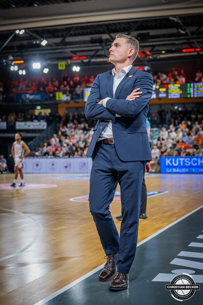 1. Basketball Bundesliga, easyCredit BBL, Saison 2024/2025, Herren, Hauptrunde, 1. Spieltag, 25.09.2024, RASTA Vechta -  Telekom Baskets Bonn
Martin Schiller (Headcoach - RASTA Vechta) w&auml;hrend der Partie
Schlüsselwörter: 1. Bundesliga;1. Spieltag;25.09.2024;BBL;Basketball;Baskets;Bonn;Hauptrunde;Liga;RASTA;RASTA Dome;Saison 2024/2025;Telekom;Vechta;easycredit