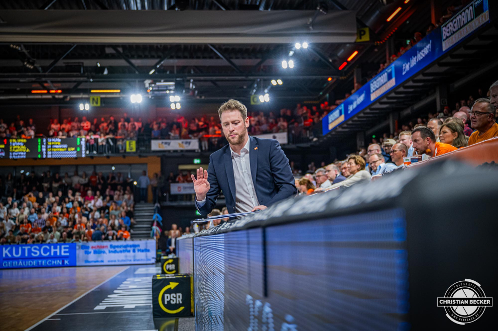 1. Basketball Bundesliga, easyCredit BBL, Saison 2024/2025, Herren, Hauptrunde, 1. Spieltag, 25.09.2024, RASTA Vechta -  Telekom Baskets Bonn
Marius Graf (Assistent Coach - RASTA Vechta) w&auml;hrend der Partie
Schlüsselwörter: 1. Bundesliga;1. Spieltag;25.09.2024;BBL;Basketball;Baskets;Bonn;Hauptrunde;Liga;RASTA;RASTA Dome;Saison 2024/2025;Telekom;Vechta;easycredit