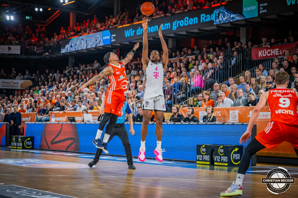 1. Basketball Bundesliga, easyCredit BBL, Saison 2024/2025, Herren, Hauptrunde, 1. Spieltag, 25.09.2024, RASTA Vechta -  Telekom Baskets Bonn
Phlandrous Fleming Jr. (#4 - Telekom Baskets Bonn) beim Jumpshot gegen Justin Robinson (#12 - RASTA Vechta)
Schlüsselwörter: 1. Bundesliga;1. Spieltag;25.09.2024;BBL;Basketball;Baskets;Bonn;Hauptrunde;Liga;RASTA;RASTA Dome;Saison 2024/2025;Telekom;Vechta;easycredit