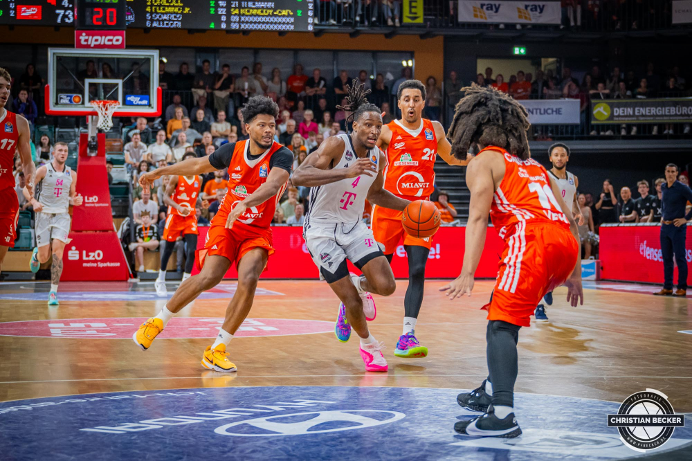 1. Basketball Bundesliga, easyCredit BBL, Saison 2024/2025, Herren, Hauptrunde, 1. Spieltag, 25.09.2024, RASTA Vechta -  Telekom Baskets Bonn
Phlandrous Fleming Jr. (#4 - Telekom Baskets Bonn) in Aktion gegen Jayden Gardner (#1 - RASTA Vechta) und Joel Aminu (#21 - RASTA Vechta)
Schlüsselwörter: 1. Bundesliga;1. Spieltag;25.09.2024;BBL;Basketball;Baskets;Bonn;Hauptrunde;Liga;RASTA;RASTA Dome;Saison 2024/2025;Telekom;Vechta;easycredit