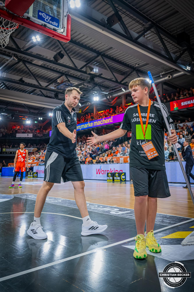 1. Basketball Bundesliga, easyCredit BBL, Saison 2024/2025, Herren, Hauptrunde, 1. Spieltag, 25.09.2024, RASTA Vechta -  Telekom Baskets Bonn
Sebastian S&uuml;dkamp (Teambetreuer - RASTA Vechta) w&auml;hrend der Partie
Schlüsselwörter: 1. Bundesliga;1. Spieltag;25.09.2024;BBL;Basketball;Baskets;Bonn;Hauptrunde;Liga;RASTA;RASTA Dome;Saison 2024/2025;Telekom;Vechta;easycredit