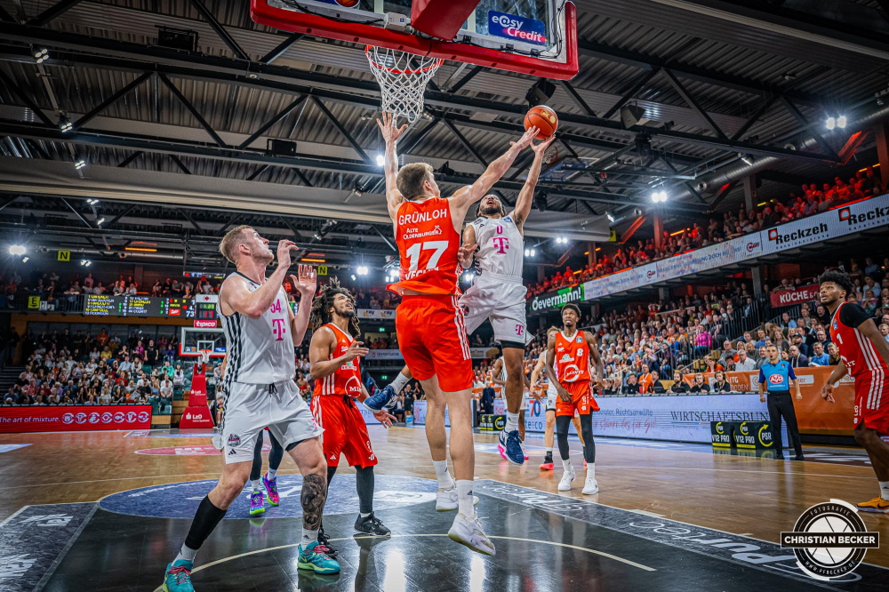 1. Basketball Bundesliga, easyCredit BBL, Saison 2024/2025, Herren, Hauptrunde, 1. Spieltag, 25.09.2024, RASTA Vechta -  Telekom Baskets Bonn
Darius McGhee (#0 - Telekom Baskets Bonn) beim Korbleger gegen Johann Gr&uuml;nloh (#17 - RASTA Vechta)
Schlüsselwörter: 1. Bundesliga;1. Spieltag;25.09.2024;BBL;Basketball;Baskets;Bonn;Hauptrunde;Liga;RASTA;RASTA Dome;Saison 2024/2025;Telekom;Vechta;easycredit