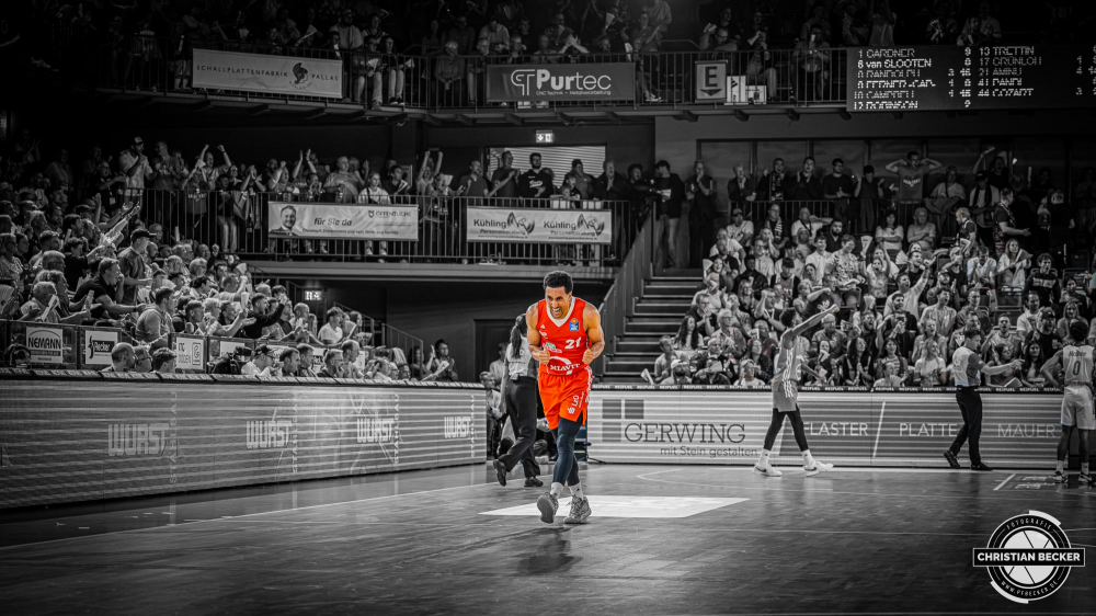 1. Basketball Bundesliga, easyCredit BBL, Saison 2024/2025, Herren, Hauptrunde, 1. Spieltag, 25.09.2024, RASTA Vechta -  Telekom Baskets Bonn
Joel Aminu (#21 - RASTA Vechta) zeigt Emotionen w&auml;hrend der Partie
Schlüsselwörter: 1. Bundesliga;1. Spieltag;25.09.2024;BBL;Basketball;Baskets;Bonn;Hauptrunde;Liga;RASTA;RASTA Dome;Saison 2024/2025;Telekom;Vechta;easycredit