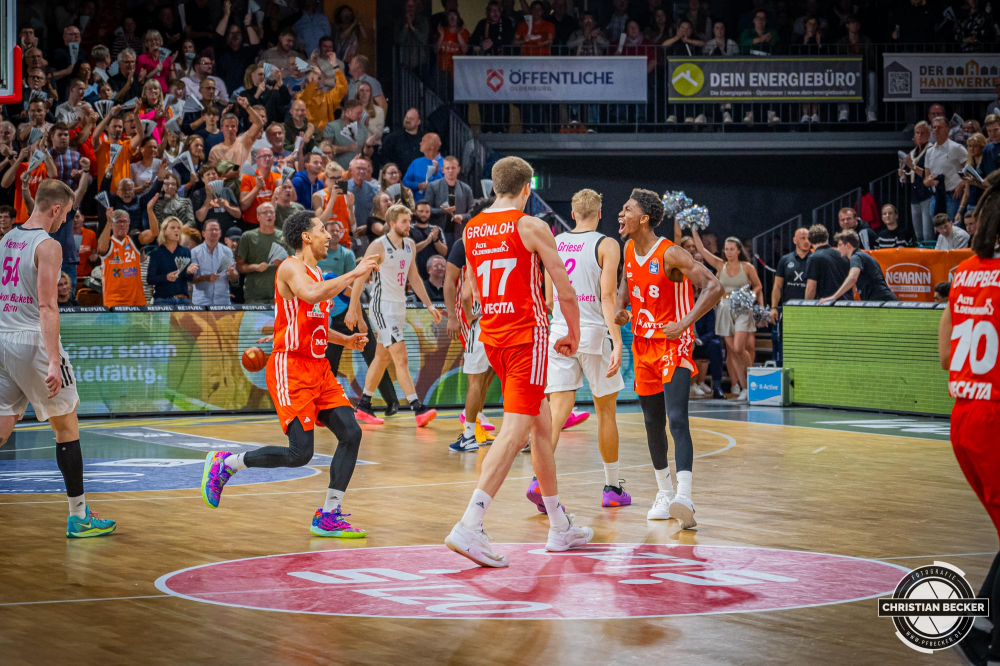 1. Basketball Bundesliga, easyCredit BBL, Saison 2024/2025, Herren, Hauptrunde, 1. Spieltag, 25.09.2024, RASTA Vechta -  Telekom Baskets Bonn
Brandon Randolph (#8 - RASTA Vechta) zeigt Emotionen w&auml;hrend der Partie
Schlüsselwörter: 1. Bundesliga;1. Spieltag;25.09.2024;BBL;Basketball;Baskets;Bonn;Hauptrunde;Liga;RASTA;RASTA Dome;Saison 2024/2025;Telekom;Vechta;easycredit