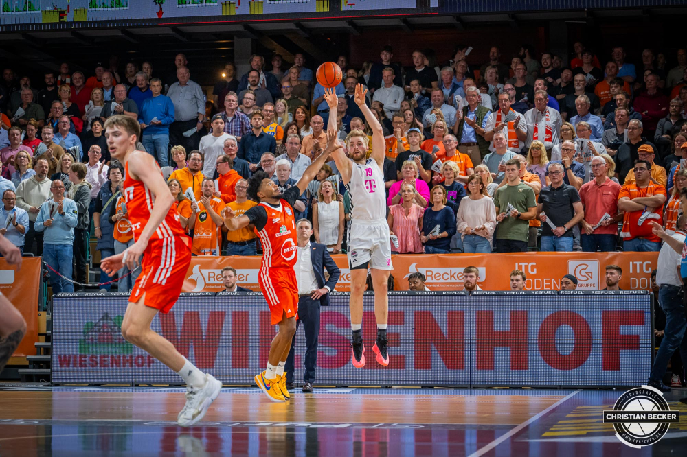 1. Basketball Bundesliga, easyCredit BBL, Saison 2024/2025, Herren, Hauptrunde, 1. Spieltag, 25.09.2024, RASTA Vechta -  Telekom Baskets Bonn
Lars Thiemann (#21 - Telekom Baskets Bonn) beim Jumpshot gegen Jayden Gardner (#1 - RASTA Vechta)
Schlüsselwörter: 1. Bundesliga;1. Spieltag;25.09.2024;BBL;Basketball;Baskets;Bonn;Hauptrunde;Liga;RASTA;RASTA Dome;Saison 2024/2025;Telekom;Vechta;easycredit