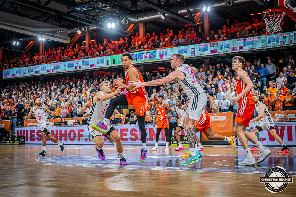 1. Basketball Bundesliga, easyCredit BBL, Saison 2024/2025, Herren, Hauptrunde, 1. Spieltag, 25.09.2024, RASTA Vechta -  Telekom Baskets Bonn
Joel Aminu (#21 - RASTA Vechta) in Aktion gegen Sam Griesel (#2 - Telekom Baskets Bonn) und Thomas Kennedy (#54 - Telekom Baskets Bonn)
Schlüsselwörter: 1. Bundesliga;1. Spieltag;25.09.2024;BBL;Basketball;Baskets;Bonn;Hauptrunde;Liga;RASTA;RASTA Dome;Saison 2024/2025;Telekom;Vechta;easycredit