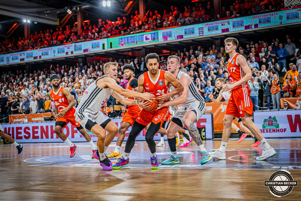 1. Basketball Bundesliga, easyCredit BBL, Saison 2024/2025, Herren, Hauptrunde, 1. Spieltag, 25.09.2024, RASTA Vechta -  Telekom Baskets Bonn
Joel Aminu (#21 - RASTA Vechta) in Aktion gegen Sam Griesel (#2 - Telekom Baskets Bonn) und Thomas Kennedy (#54 - Telekom Baskets Bonn)
Schlüsselwörter: 1. Bundesliga;1. Spieltag;25.09.2024;BBL;Basketball;Baskets;Bonn;Hauptrunde;Liga;RASTA;RASTA Dome;Saison 2024/2025;Telekom;Vechta;easycredit