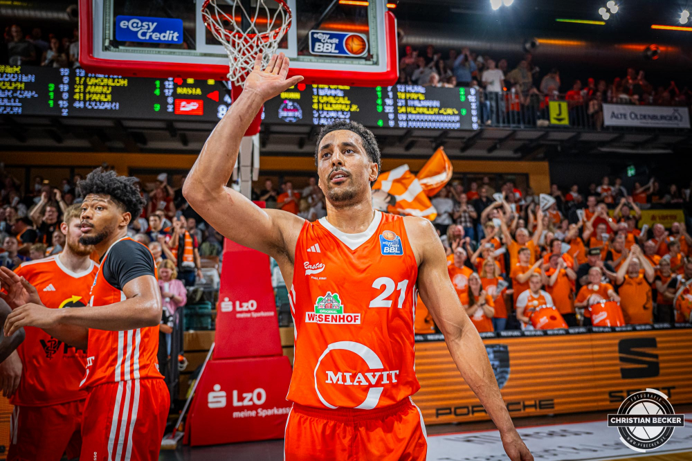 1. Basketball Bundesliga, easyCredit BBL, Saison 2024/2025, Herren, Hauptrunde, 1. Spieltag, 25.09.2024, RASTA Vechta -  Telekom Baskets Bonn
Joel Aminu (#21 - RASTA Vechta) nach der Partie
Schlüsselwörter: 1. Bundesliga;1. Spieltag;25.09.2024;BBL;Basketball;Baskets;Bonn;Hauptrunde;Liga;RASTA;RASTA Dome;Saison 2024/2025;Telekom;Vechta;easycredit