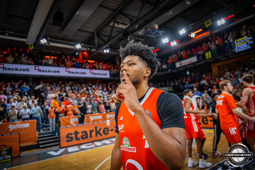 1. Basketball Bundesliga, easyCredit BBL, Saison 2024/2025, Herren, Hauptrunde, 1. Spieltag, 25.09.2024, RASTA Vechta -  Telekom Baskets Bonn
Jayden Gardner (#1 - RASTA Vechta) nach der Partie
Schlüsselwörter: 1. Bundesliga;1. Spieltag;25.09.2024;BBL;Basketball;Baskets;Bonn;Hauptrunde;Liga;RASTA;RASTA Dome;Saison 2024/2025;Telekom;Vechta;easycredit