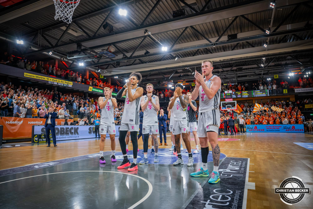 1. Basketball Bundesliga, easyCredit BBL, Saison 2024/2025, Herren, Hauptrunde, 1. Spieltag, 25.09.2024, RASTA Vechta -  Telekom Baskets Bonn
Das Team der Telekom Baskets Bonn nach der Partie
Schlüsselwörter: 1. Bundesliga;1. Spieltag;25.09.2024;BBL;Basketball;Baskets;Bonn;Hauptrunde;Liga;RASTA;RASTA Dome;Saison 2024/2025;Telekom;Vechta;easycredit