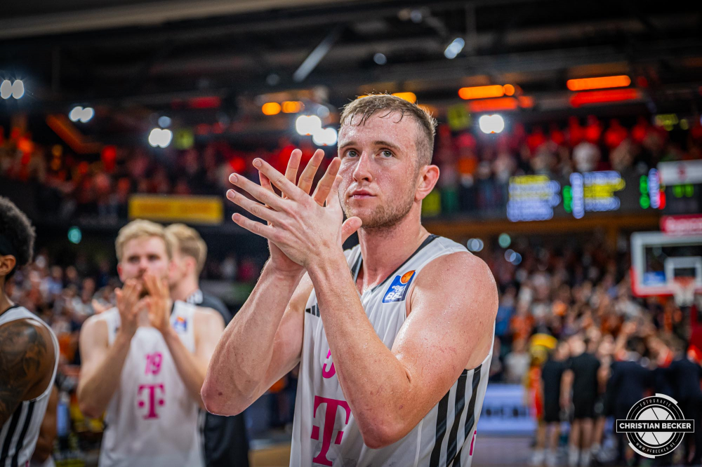 1. Basketball Bundesliga, easyCredit BBL, Saison 2024/2025, Herren, Hauptrunde, 1. Spieltag, 25.09.2024, RASTA Vechta -  Telekom Baskets Bonn
Thomas Kennedy (#54 - Telekom Baskets Bonn) nach der Partie
Schlüsselwörter: 1. Bundesliga;1. Spieltag;25.09.2024;BBL;Basketball;Baskets;Bonn;Hauptrunde;Liga;RASTA;RASTA Dome;Saison 2024/2025;Telekom;Vechta;easycredit
