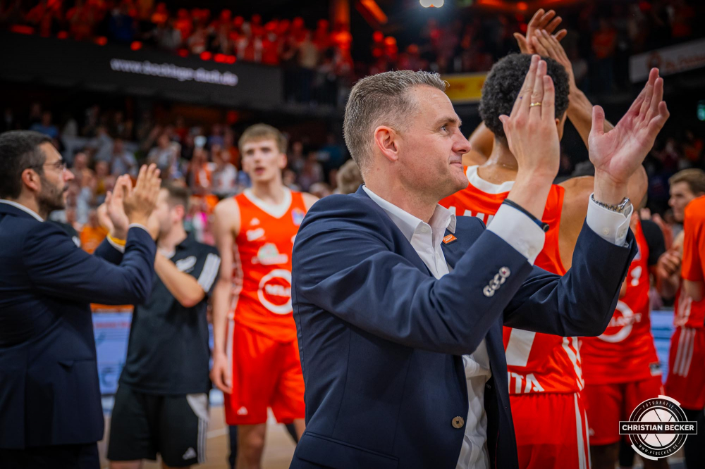 1. Basketball Bundesliga, easyCredit BBL, Saison 2024/2025, Herren, Hauptrunde, 1. Spieltag, 25.09.2024, RASTA Vechta -  Telekom Baskets Bonn
Martin Schiller (Headcoach - RASTA Vechta) nach der Partie
Schlüsselwörter: 1. Bundesliga;1. Spieltag;25.09.2024;BBL;Basketball;Baskets;Bonn;Hauptrunde;Liga;RASTA;RASTA Dome;Saison 2024/2025;Telekom;Vechta;easycredit