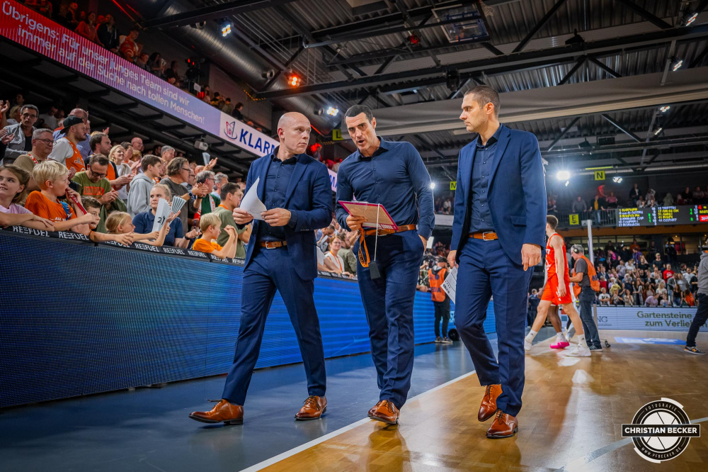 1. Basketball Bundesliga, easyCredit BBL, Saison 2024/2025, Herren, Hauptrunde, 1. Spieltag, 25.09.2024, RASTA Vechta -  Telekom Baskets Bonn
Roel Moors (Headcoach Telekom Baskets Bonn), Marko Stankovic (Assistent Coach Telekom Baskets Bonn) und Lionel Bosco (Assistent Coach Telekom Baskets Bonn) nach der Partie
Schlüsselwörter: 1. Bundesliga;1. Spieltag;25.09.2024;BBL;Basketball;Baskets;Bonn;Hauptrunde;Liga;RASTA;RASTA Dome;Saison 2024/2025;Telekom;Vechta;easycredit