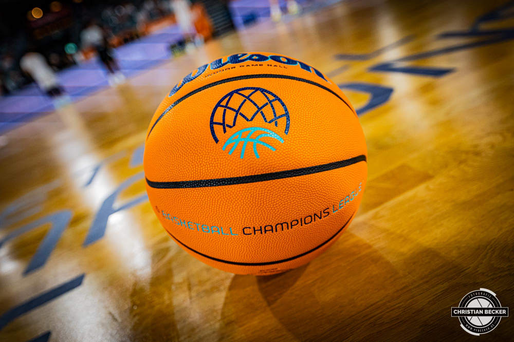 Basketball Champions League, Saison 2024/2025, Herren, Hauptrunde, 2. Spieltag, 09.10.2024, RASTA Vechta -  Promitheas Patras
Der Spielball der Basketball Champions League
Schlüsselwörter: 09.10.2024;2. Spieltag;BCL;Basketball;Champions League;Hauptrunde;International;Liga;Patras;Promitheas;RASTA;RASTA Dome;Saison 2024/2025;Vechta
