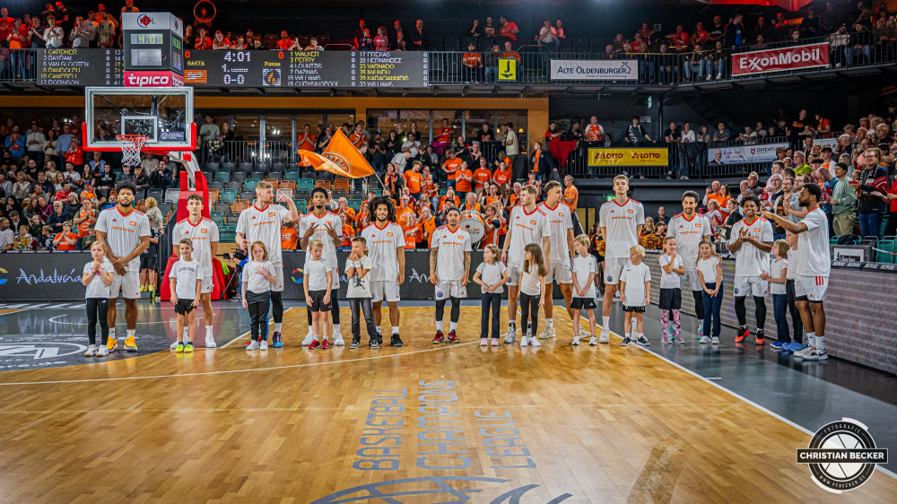 Basketball Champions League, Saison 2024/2025, Herren, Hauptrunde, 2. Spieltag, 09.10.2024, RASTA Vechta -  Promitheas Patras
Das Team von RASTA Vechta und die Einlaufkinder vor der Partie
Schlüsselwörter: 09.10.2024;2. Spieltag;BCL;Basketball;Champions League;Hauptrunde;International;Liga;Patras;Promitheas;RASTA;RASTA Dome;Saison 2024/2025;Vechta