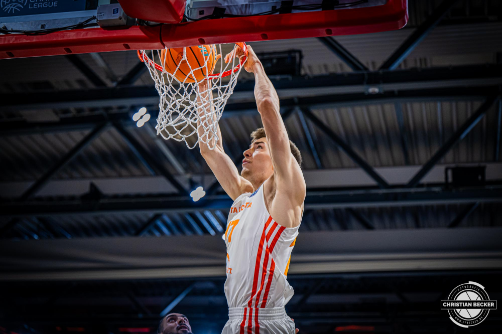 Basketball Champions League, Saison 2024/2025, Herren, Hauptrunde, 2. Spieltag, 09.10.2024, RASTA Vechta -  Promitheas Patras
Johann Grünloh (#17 - RASTA Vechta) beim Dunk
Schlüsselwörter: 09.10.2024;2. Spieltag;BCL;Basketball;Champions League;Hauptrunde;International;Liga;Patras;Promitheas;RASTA;RASTA Dome;Saison 2024/2025;Vechta
