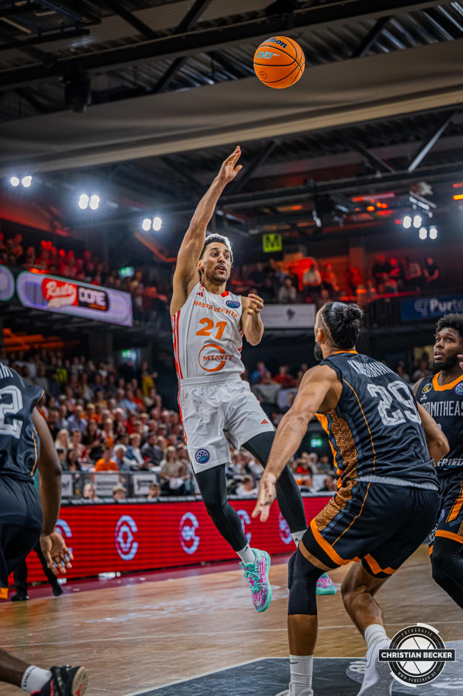 Basketball Champions League, Saison 2024/2025, Herren, Hauptrunde, 2. Spieltag, 09.10.2024, RASTA Vechta -  Promitheas Patras
Joel Aminu (#21 - RASTA Vechta) in Aktion
Schlüsselwörter: 09.10.2024;2. Spieltag;BCL;Basketball;Champions League;Hauptrunde;International;Liga;Patras;Promitheas;RASTA;RASTA Dome;Saison 2024/2025;Vechta