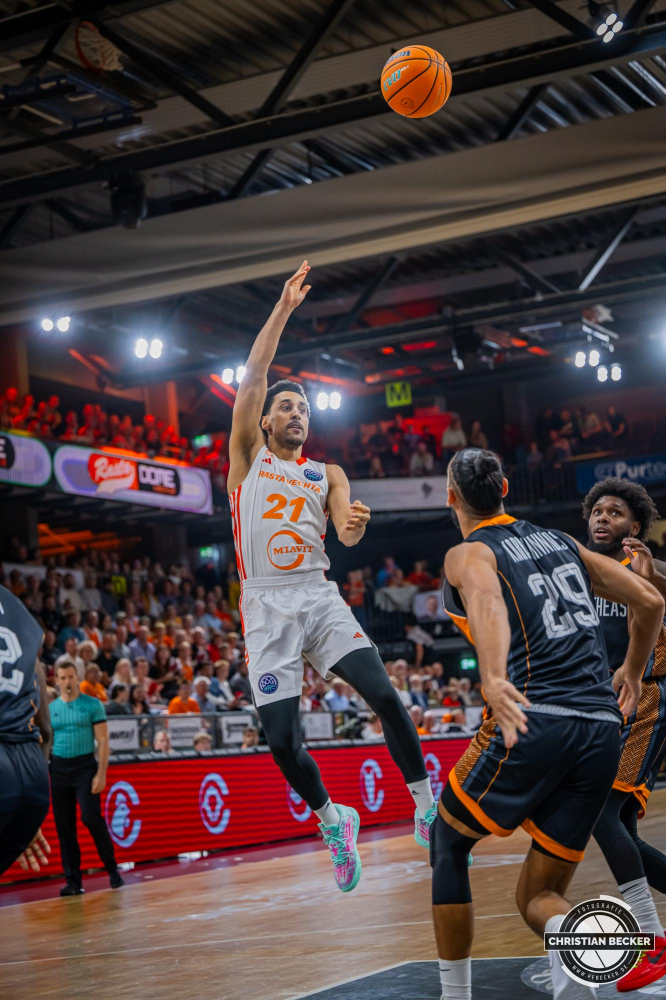 Basketball Champions League, Saison 2024/2025, Herren, Hauptrunde, 2. Spieltag, 09.10.2024, RASTA Vechta -  Promitheas Patras
Joel Aminu (#21 - RASTA Vechta) in Aktion
Schlüsselwörter: 09.10.2024;2. Spieltag;BCL;Basketball;Champions League;Hauptrunde;International;Liga;Patras;Promitheas;RASTA;RASTA Dome;Saison 2024/2025;Vechta