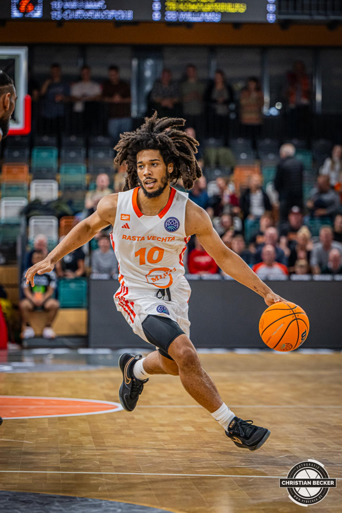 Basketball Champions League, Saison 2024/2025, Herren, Hauptrunde, 2. Spieltag, 09.10.2024, RASTA Vechta -  Promitheas Patras
Tyger Campbell (#10 - RASTA Vechta) in Aktion
Schlüsselwörter: 09.10.2024;2. Spieltag;BCL;Basketball;Champions League;Hauptrunde;International;Liga;Patras;Promitheas;RASTA;RASTA Dome;Saison 2024/2025;Vechta
