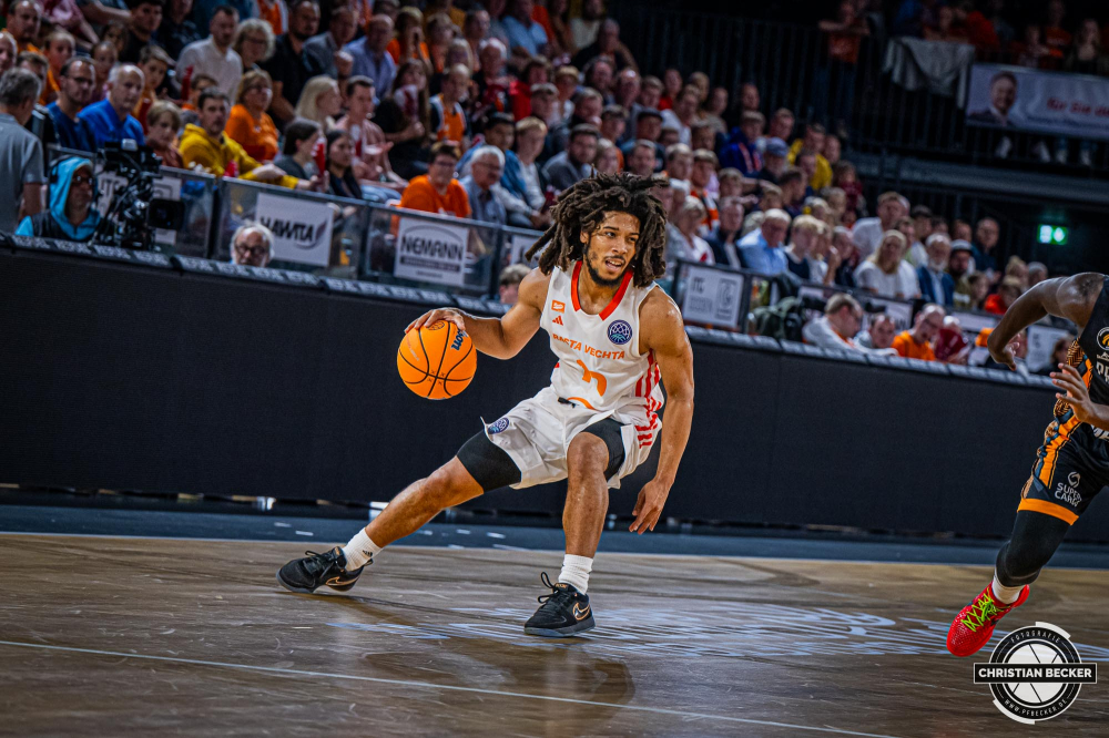 Basketball Champions League, Saison 2024/2025, Herren, Hauptrunde, 2. Spieltag, 09.10.2024, RASTA Vechta -  Promitheas Patras
Tyger Campbell (#10 - RASTA Vechta) in Aktion
Schlüsselwörter: 09.10.2024;2. Spieltag;BCL;Basketball;Champions League;Hauptrunde;International;Liga;Patras;Promitheas;RASTA;RASTA Dome;Saison 2024/2025;Vechta