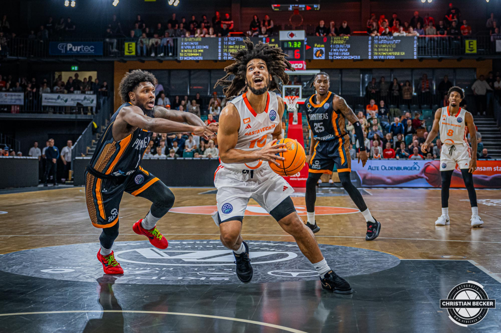 Basketball Champions League, Saison 2024/2025, Herren, Hauptrunde, 2. Spieltag, 09.10.2024, RASTA Vechta -  Promitheas Patras
Tyger Campbell (#10 - RASTA Vechta) in Aktion
Schlüsselwörter: 09.10.2024;2. Spieltag;BCL;Basketball;Champions League;Hauptrunde;International;Liga;Patras;Promitheas;RASTA;RASTA Dome;Saison 2024/2025;Vechta