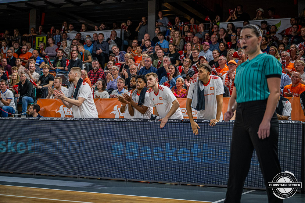 Basketball Champions League, Saison 2024/2025, Herren, Hauptrunde, 2. Spieltag, 09.10.2024, RASTA Vechta -  Promitheas Patras
Das Team von RASTA Vechta w&auml;hrend der Partie
Schlüsselwörter: 09.10.2024;2. Spieltag;BCL;Basketball;Champions League;Hauptrunde;International;Liga;Patras;Promitheas;RASTA;RASTA Dome;Saison 2024/2025;Vechta
