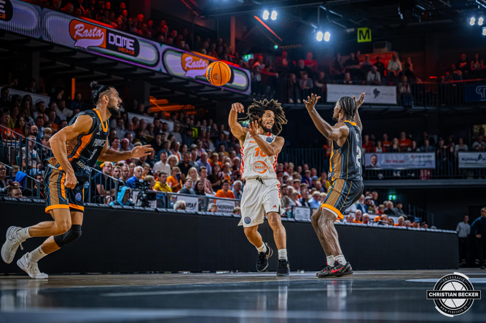 Basketball Champions League, Saison 2024/2025, Herren, Hauptrunde, 2. Spieltag, 09.10.2024, RASTA Vechta -  Promitheas Patras
Tyger Campbell (#10 - RASTA Vechta) in Aktion
Schlüsselwörter: 09.10.2024;2. Spieltag;BCL;Basketball;Champions League;Hauptrunde;International;Liga;Patras;Promitheas;RASTA;RASTA Dome;Saison 2024/2025;Vechta