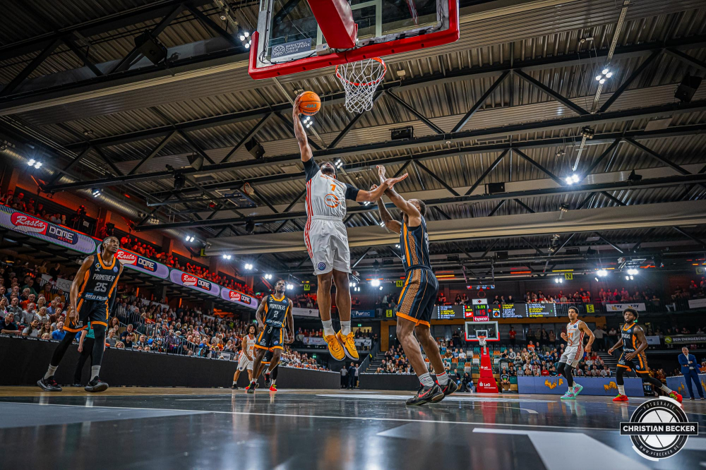 Basketball Champions League, Saison 2024/2025, Herren, Hauptrunde, 2. Spieltag, 09.10.2024, RASTA Vechta -  Promitheas Patras
Jayden Gardner (#1 - RASTA Vechta) beim Korbleger
Schlüsselwörter: 09.10.2024;2. Spieltag;BCL;Basketball;Champions League;Hauptrunde;International;Liga;Patras;Promitheas;RASTA;RASTA Dome;Saison 2024/2025;Vechta