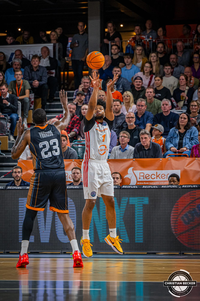 Basketball Champions League, Saison 2024/2025, Herren, Hauptrunde, 2. Spieltag, 09.10.2024, RASTA Vechta -  Promitheas Patras
Jayden Gardner (#1 - RASTA Vechta) beim Jumpshot
Schlüsselwörter: 09.10.2024;2. Spieltag;BCL;Basketball;Champions League;Hauptrunde;International;Liga;Patras;Promitheas;RASTA;RASTA Dome;Saison 2024/2025;Vechta