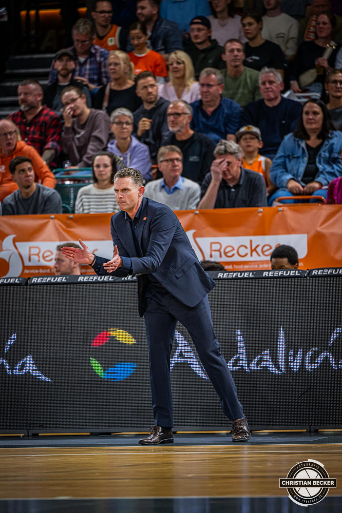Basketball Champions League, Saison 2024/2025, Herren, Hauptrunde, 2. Spieltag, 09.10.2024, RASTA Vechta -  Promitheas Patras
Martin Schiller (Headcoach - RASTA Vechta) w&auml;hrend der Partie
Schlüsselwörter: 09.10.2024;2. Spieltag;BCL;Basketball;Champions League;Hauptrunde;International;Liga;Patras;Promitheas;RASTA;RASTA Dome;Saison 2024/2025;Vechta
