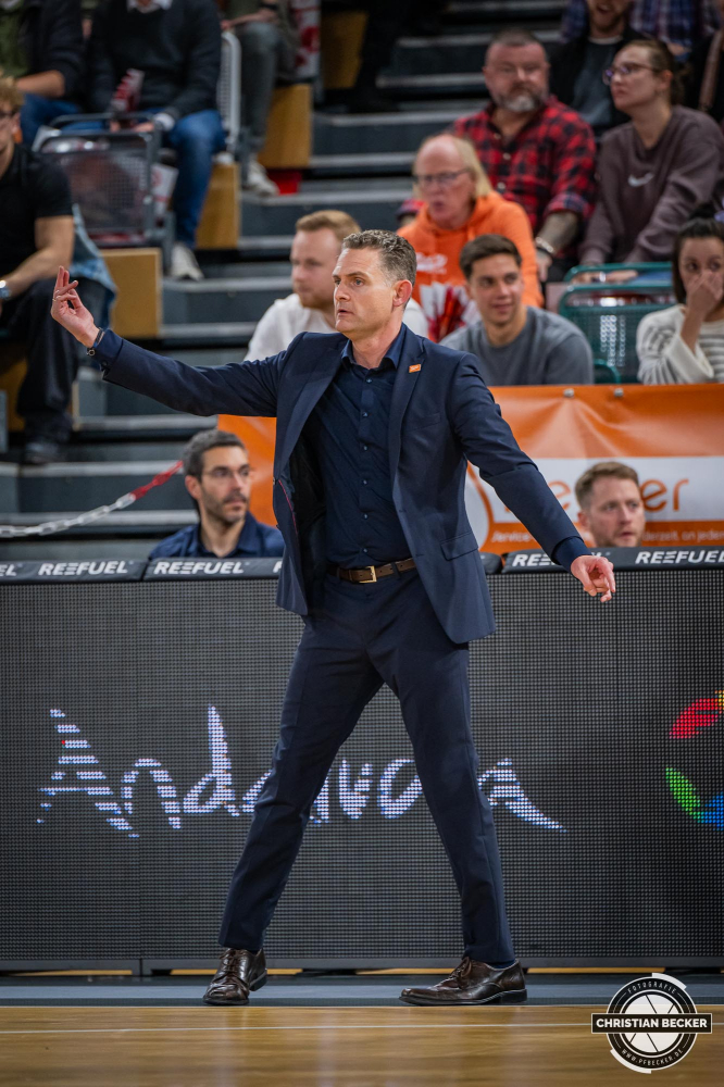 Basketball Champions League, Saison 2024/2025, Herren, Hauptrunde, 2. Spieltag, 09.10.2024, RASTA Vechta -  Promitheas Patras
Martin Schiller (Headcoach - RASTA Vechta) w&auml;hrend der Partie
Schlüsselwörter: 09.10.2024;2. Spieltag;BCL;Basketball;Champions League;Hauptrunde;International;Liga;Patras;Promitheas;RASTA;RASTA Dome;Saison 2024/2025;Vechta