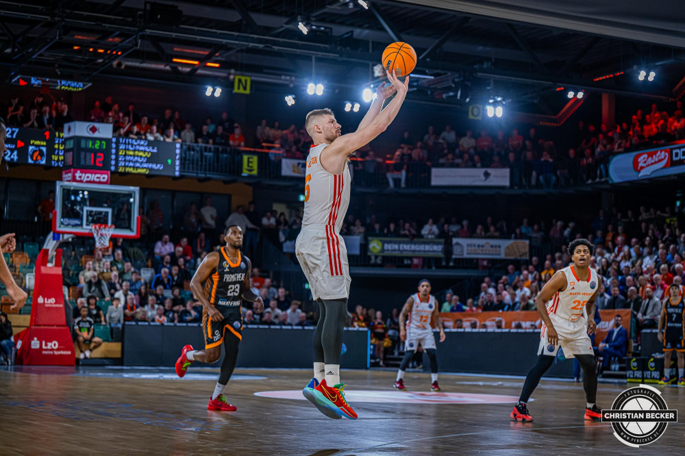 Basketball Champions League, Saison 2024/2025, Herren, Hauptrunde, 2. Spieltag, 09.10.2024, RASTA Vechta -  Promitheas Patras
Luc van Slooten (#6 - RASTA Vechta) beim Jumpshot
Schlüsselwörter: 09.10.2024;2. Spieltag;BCL;Basketball;Champions League;Hauptrunde;International;Liga;Patras;Promitheas;RASTA;RASTA Dome;Saison 2024/2025;Vechta