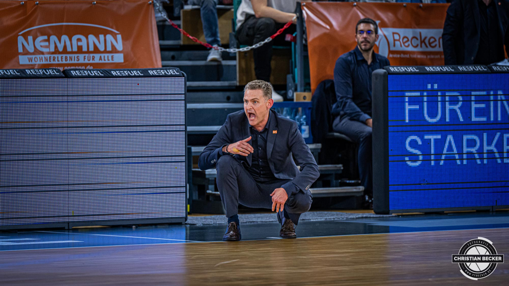 Basketball Champions League, Saison 2024/2025, Herren, Hauptrunde, 2. Spieltag, 09.10.2024, RASTA Vechta -  Promitheas Patras
Martin Schiller (Headcoach - RASTA Vechta) zeigt Emotionen w&auml;hrend der Partie
Schlüsselwörter: 09.10.2024;2. Spieltag;BCL;Basketball;Champions League;Hauptrunde;International;Liga;Patras;Promitheas;RASTA;RASTA Dome;Saison 2024/2025;Vechta