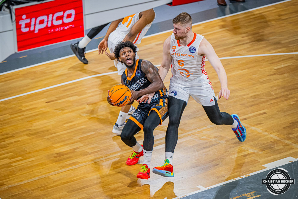 Basketball Champions League, Saison 2024/2025, Herren, Hauptrunde, 2. Spieltag, 09.10.2024, RASTA Vechta -  Promitheas Patras
Jordan Walker (#1 - Promitheas Patras) in Aktion gegen Luc van Slooten (#6 - RASTA Vechta)
Schlüsselwörter: 09.10.2024;2. Spieltag;BCL;Basketball;Champions League;Hauptrunde;International;Liga;Patras;Promitheas;RASTA;RASTA Dome;Saison 2024/2025;Vechta