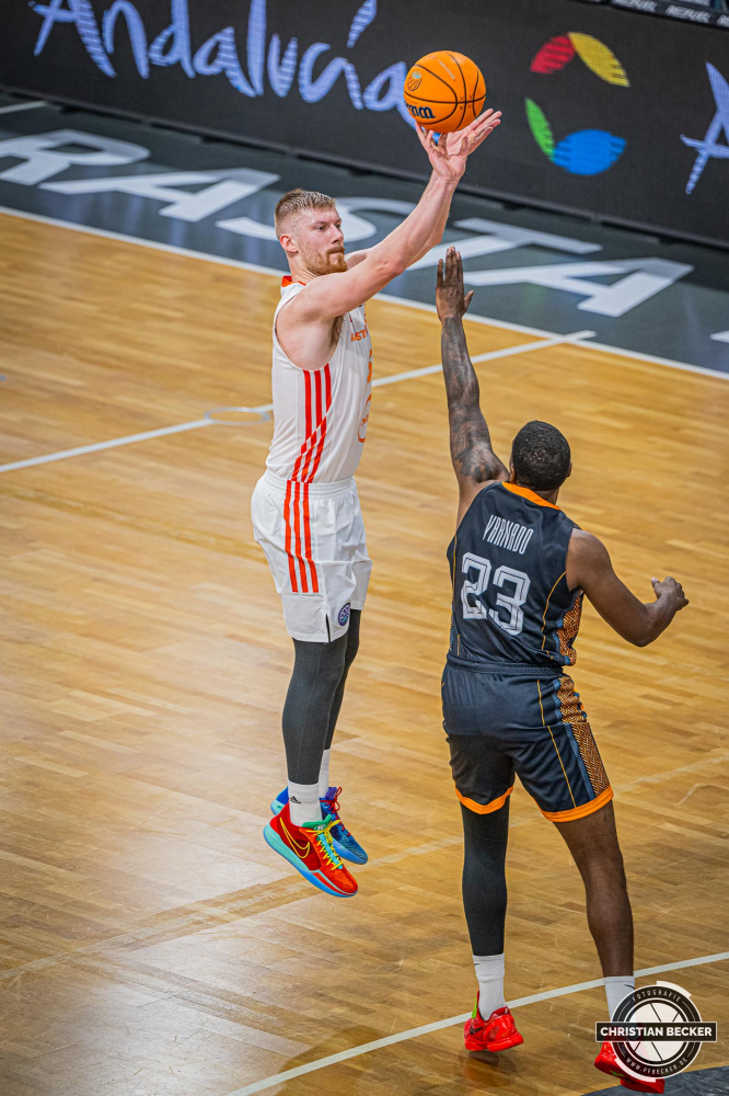 Basketball Champions League, Saison 2024/2025, Herren, Hauptrunde, 2. Spieltag, 09.10.2024, RASTA Vechta -  Promitheas Patras
Luc van Slooten (#6 - RASTA Vechta) beim Jumpshot
Schlüsselwörter: 09.10.2024;2. Spieltag;BCL;Basketball;Champions League;Hauptrunde;International;Liga;Patras;Promitheas;RASTA;RASTA Dome;Saison 2024/2025;Vechta