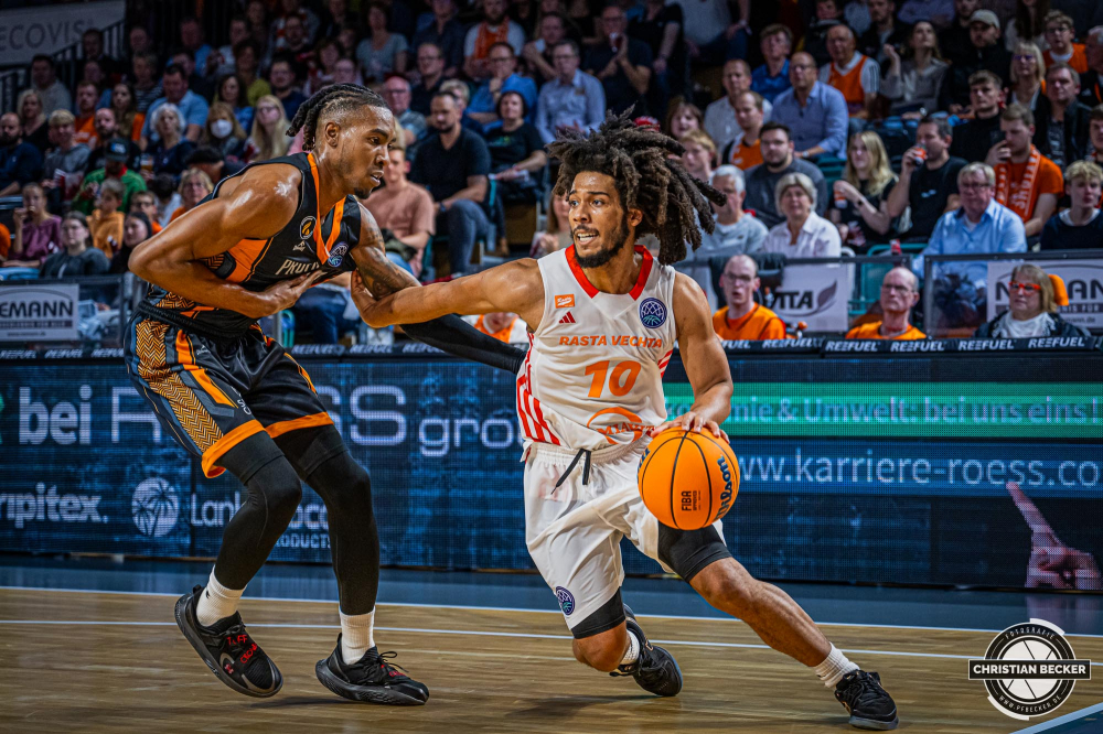Basketball Champions League, Saison 2024/2025, Herren, Hauptrunde, 2. Spieltag, 09.10.2024, RASTA Vechta -  Promitheas Patras
Tyger Campbell (#10 - RASTA Vechta) in Aktion gegen Wes Iwundu (#25 - Promitheas Patras)
Schlüsselwörter: 09.10.2024;2. Spieltag;BCL;Basketball;Champions League;Hauptrunde;International;Liga;Patras;Promitheas;RASTA;RASTA Dome;Saison 2024/2025;Vechta