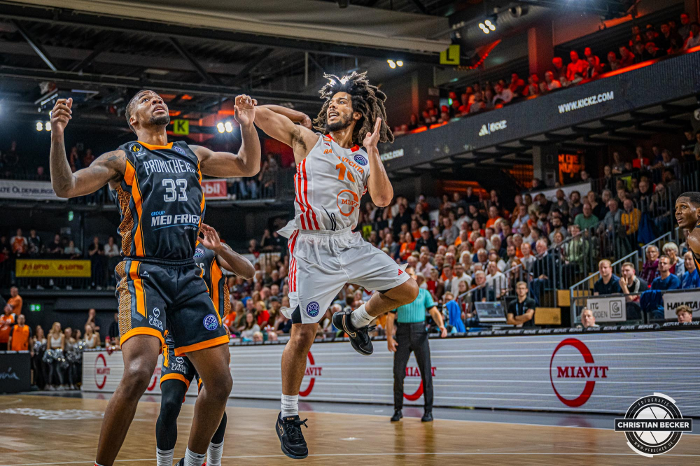 Basketball Champions League, Saison 2024/2025, Herren, Hauptrunde, 2. Spieltag, 09.10.2024, RASTA Vechta -  Promitheas Patras
Tyger Campbell (#10 - RASTA Vechta) in Aktion gegen KJ Williams (#33 - Promitheas Patras)
Schlüsselwörter: 09.10.2024;2. Spieltag;BCL;Basketball;Champions League;Hauptrunde;International;Liga;Patras;Promitheas;RASTA;RASTA Dome;Saison 2024/2025;Vechta