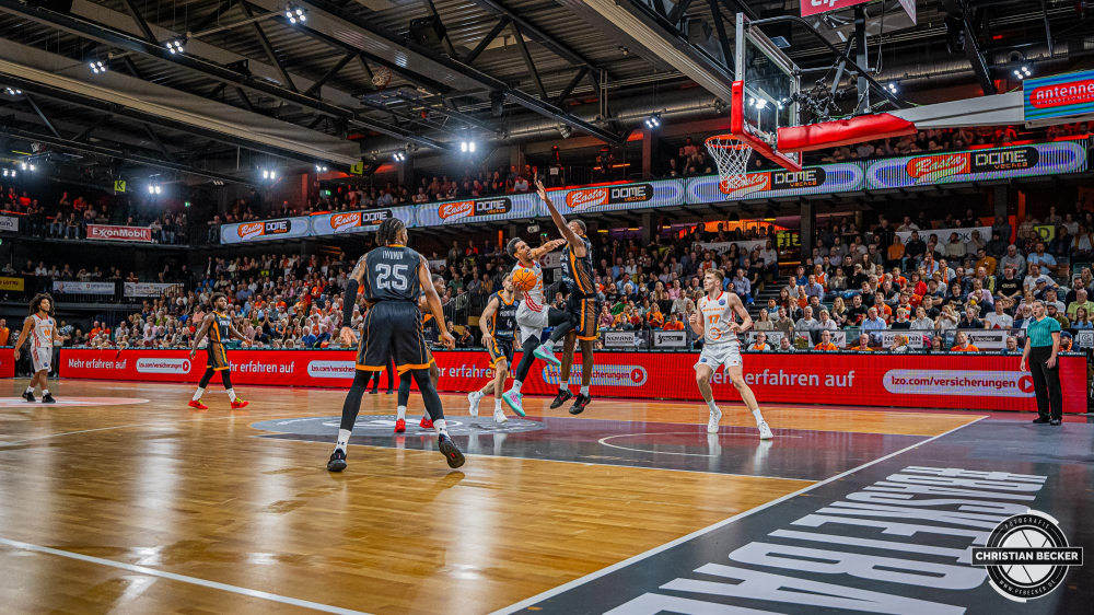 Basketball Champions League, Saison 2024/2025, Herren, Hauptrunde, 2. Spieltag, 09.10.2024, RASTA Vechta -  Promitheas Patras
Joel Aminu (#21 - RASTA Vechta) in Aktion
Schlüsselwörter: 09.10.2024;2. Spieltag;BCL;Basketball;Champions League;Hauptrunde;International;Liga;Patras;Promitheas;RASTA;RASTA Dome;Saison 2024/2025;Vechta